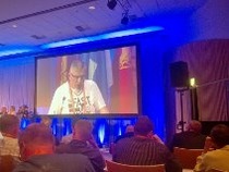AKT valtuutettu Mikko Saksa edustajakokouksessa